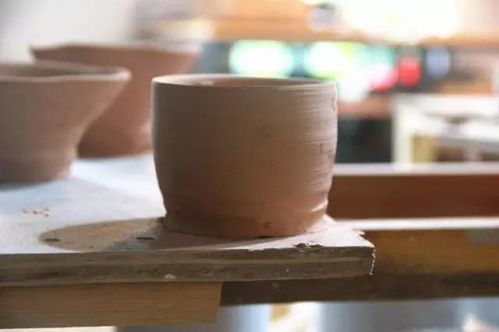 成都這所軍工廠，曾經造火藥現(xiàn)在搞文藝，耍一天都不得累